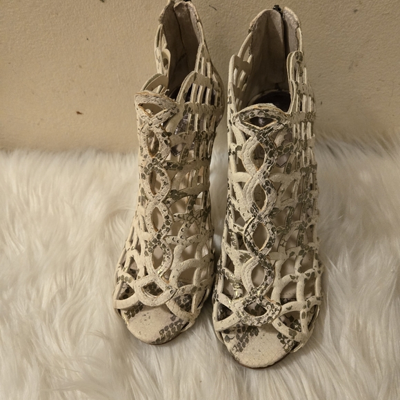 VINCE CAMUTO Women's  Gray Beige Snakeskin Caged Stilettos Size 6 1/2 M-36 1/2 - Picture 1 of 15